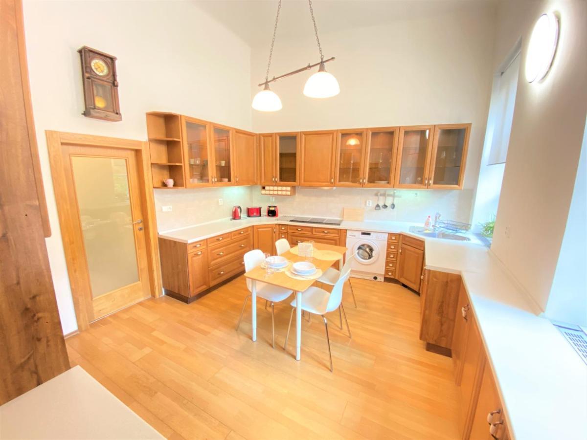 Black Eagle Apartments Прага Экстерьер фото