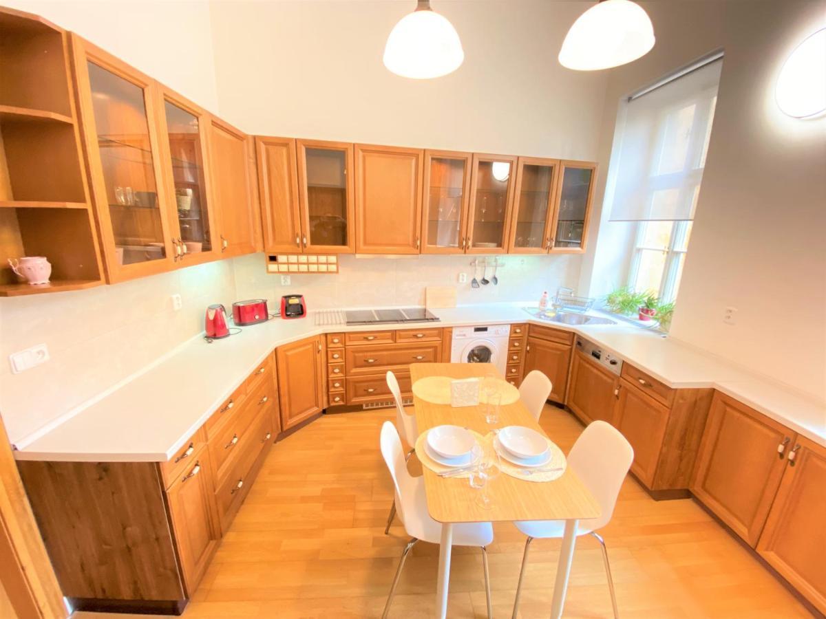 Black Eagle Apartments Прага Экстерьер фото