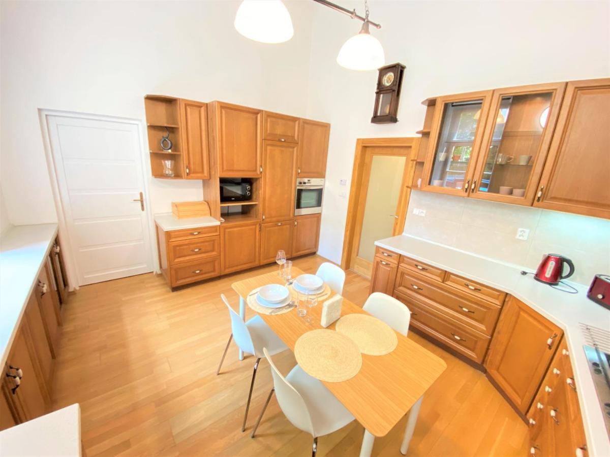Black Eagle Apartments Прага Экстерьер фото