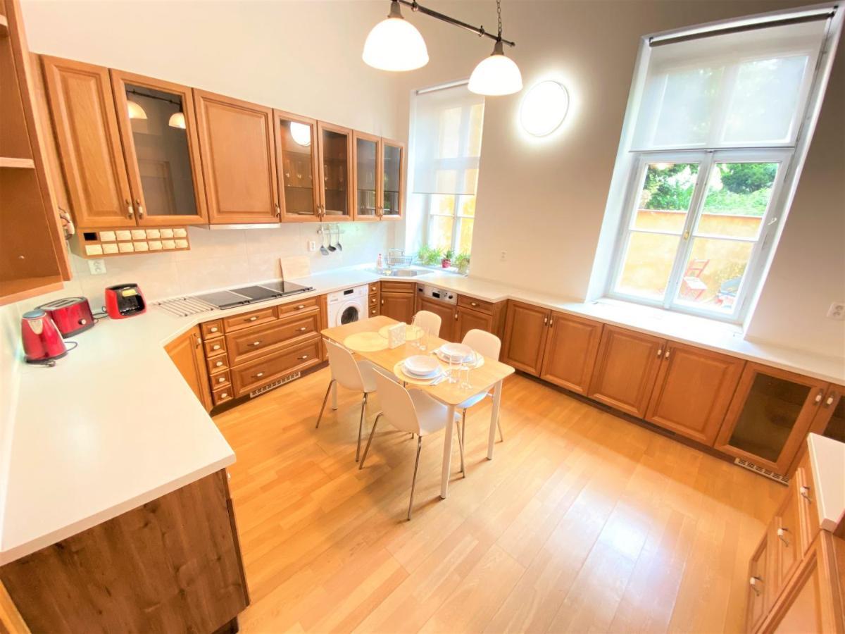 Black Eagle Apartments Прага Экстерьер фото
