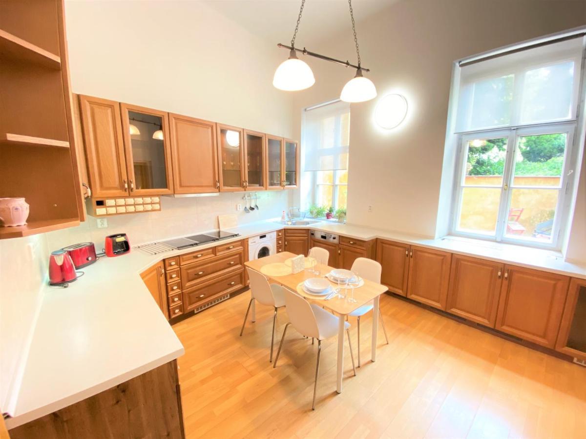 Black Eagle Apartments Прага Экстерьер фото