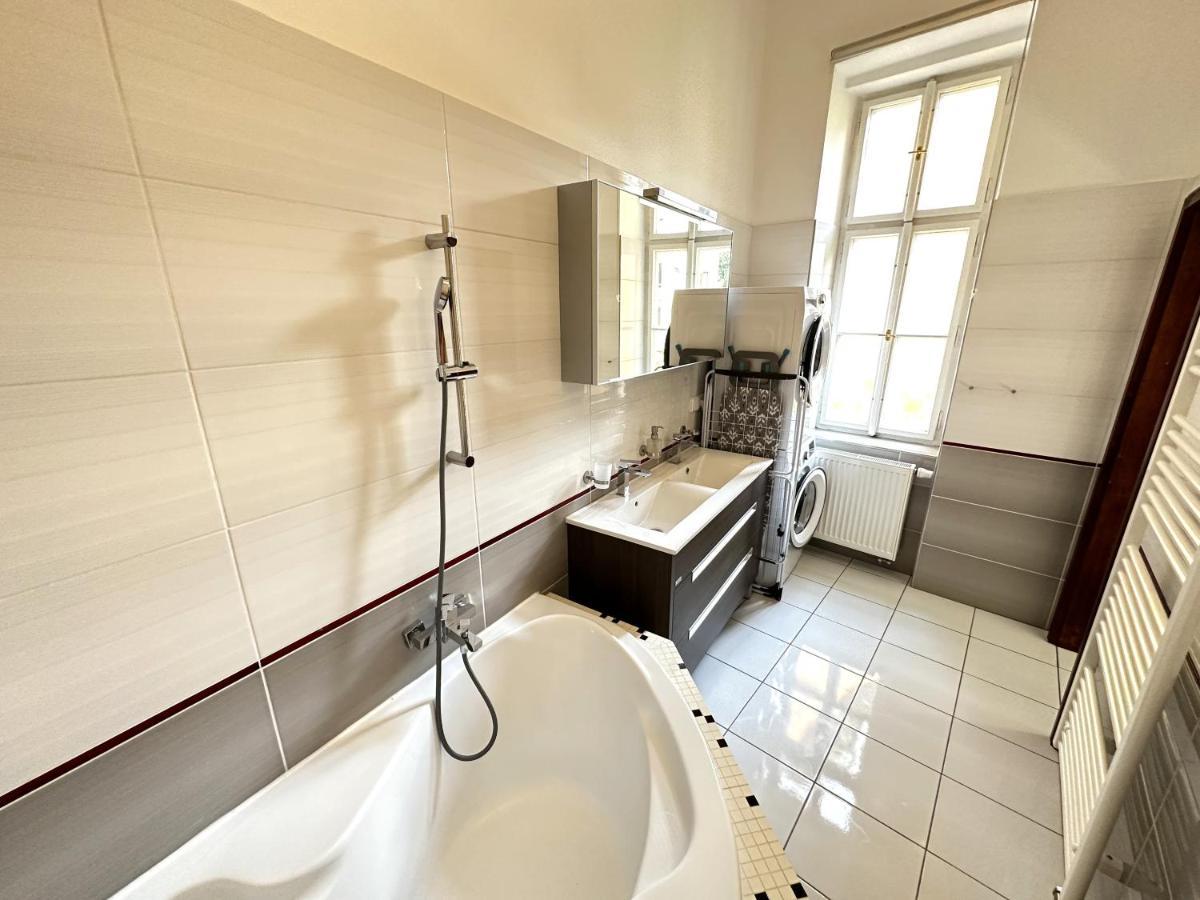 Black Eagle Apartments Прага Экстерьер фото