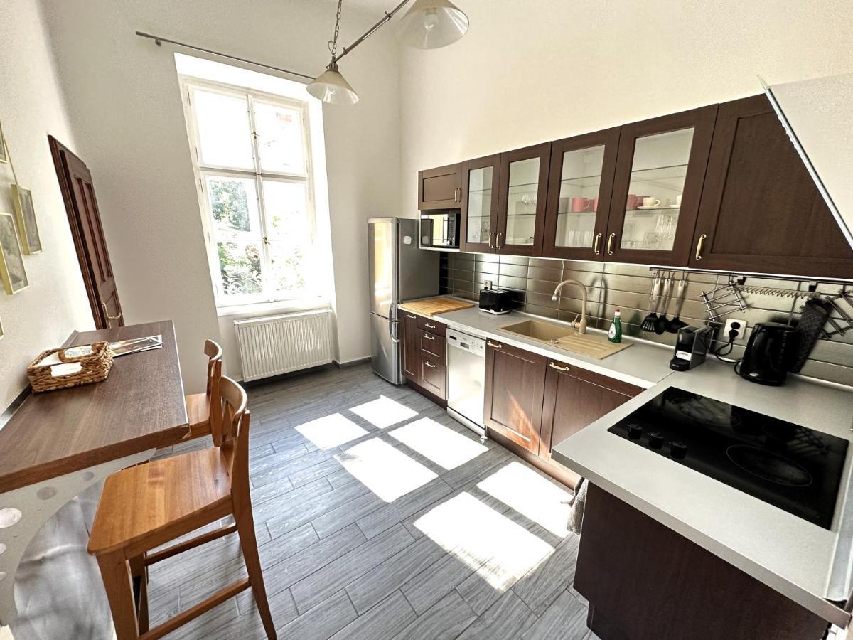 Black Eagle Apartments Прага Экстерьер фото