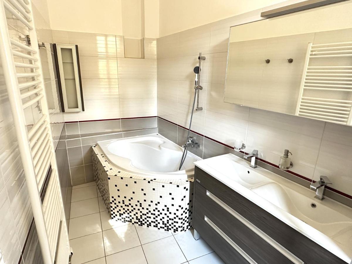 Black Eagle Apartments Прага Экстерьер фото